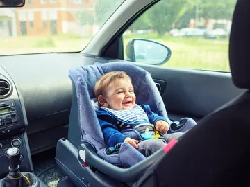 Bebé en el asiento del copiloto Bebé en el asiento del copiloto