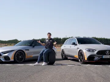 Juanjo López, redactor del programa, junto con el Mercedes-AMG C 63 y SL 63 S E Performance Juanjo López, redactor del programa, junto con el Mercedes-AMG C 63 y SL 63 S E Performance