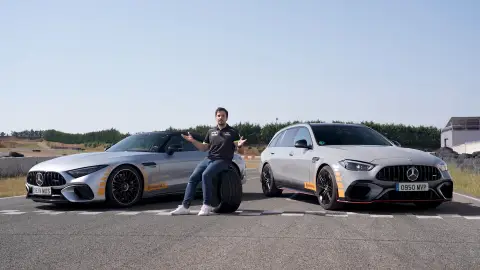 Juanjo López, redactor del programa, junto con el Mercedes-AMG C 63 y SL 63 S E Performance Juanjo López, redactor del programa, junto con el Mercedes-AMG C 63 y SL 63 S E Performance
