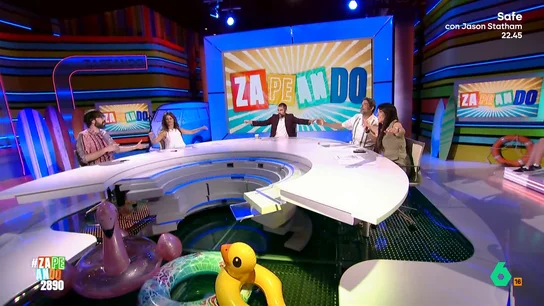 Zapeando 'estrena' su canción del las 'no vacaciones': "Y curramos el 11 y el 12, el 13, 14 y el 15 también..." Nacho García, Irene Junquera, Dani Mateo, Mónica Cruz y Quique Peinado cantan una versión de 'Y nos dieron las diez' dedicada al programa y a su emisión durante el verano.