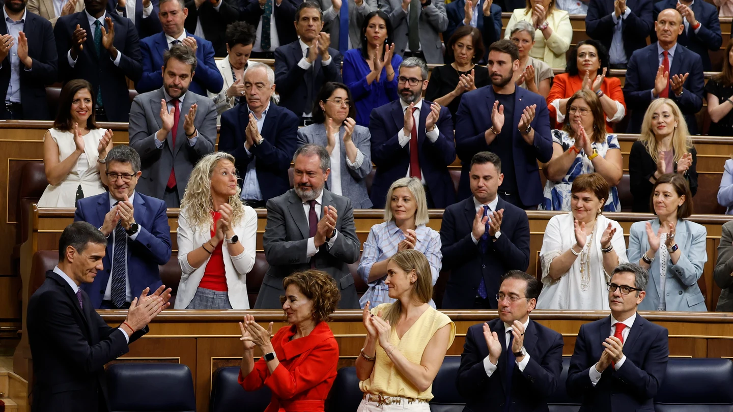 El presidente del Gobierno, Pedro Sánchez es aplaudido por la bancada socialista El presidente del Gobierno, Pedro Sánchez es aplaudido por la bancada socialista