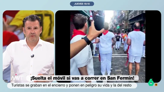 Iñaki López avisa a los tiktokers que se graban en los encierros de San Fermín: "Te arriesgas a que te calcen una multa y una hostia" "Es ilegal, a parte de que no es nada recomendable para tu salud y la de los que te acompañan", comenta Iñaki López al ver a los tiktokers grabarse con el móvil en pleno encierro de San Fermín.