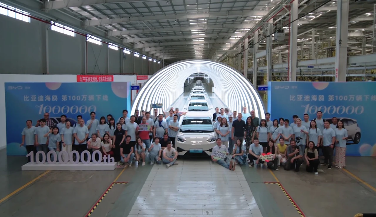 Trabajadores de BYD celebran el millón de unidades fabricadas del modelo Dolphin Surf