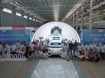 Trabajadores de BYD celebran el millón de unidades fabricadas del modelo Dolphin Surf Trabajadores de BYD celebran el millón de unidades fabricadas del modelo Dolphin Surf