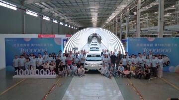 Trabajadores de BYD celebran el millón de unidades fabricadas del modelo Dolphin Surf