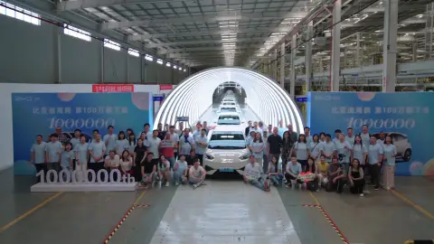 Trabajadores de BYD celebran el millón de unidades fabricadas del modelo Dolphin Surf Trabajadores de BYD celebran el millón de unidades fabricadas del modelo Dolphin Surf