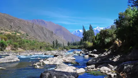 Río Urubamba a su paso por el Valle Sagrado de Perú Río Urubamba a su paso por el Valle Sagrado de Perú