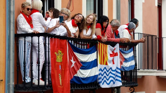 Hasta 15 personas en un balcón viendo un encierro de Sanfermines en Pamplona Hasta 15 personas en un balcón viendo un encierro de Sanfermines en Pamplona