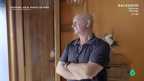 La inversión de 75.000 euros de un hotelero para seguir los consejos de Booking: "Sabemos que es para un bien común" Equipo de Investigación se trasladaba hasta la 'Pensión Chiki', en Peñíscola, donde su propietario, José Vizcarro, explicaba en este vídeo la importancia de Booking para su negocio: "Si no estás con ellos, te mueres".