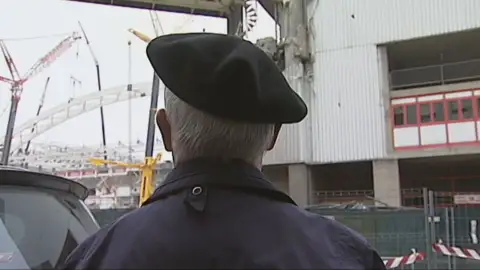 Los jubilados que 'vigilan' las obras por vocación (y casi contratados): un pueblo italiano los convierte en "inspectores cívicos" Los jubilados que 'vigilan' las obras por vocación (y casi contratados): un pueblo italiano los convierte en "inspectores cívicos"