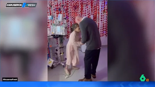 Una niña de 10 años celebra en el hospital su fiesta fin de curso bailando con su padre mientras espera un trasplante de corazón Una niña de 10 años celebra en el hospital su fiesta fin de curso bailando con su padre mientras espera un trasplante de corazón