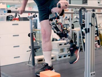 Una rodilla bi&oacute;nica integrada en el tejido devuelve la movilidad natural tras una amputaci&oacute;n