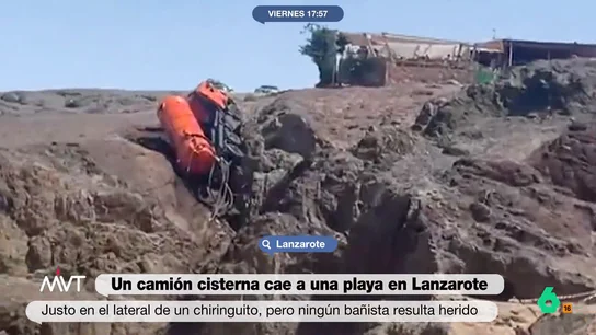 Desalojada la playa de Papagayo (Lanzarote) por el vuelco de un camión de aguas fecales Desalojada la playa de Papagayo (Lanzarote) por el vuelco de un camión de aguas fecales