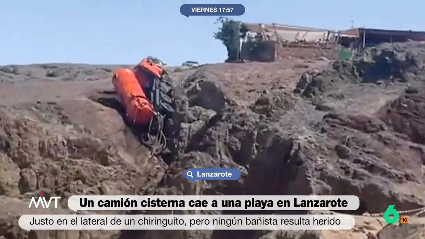 Desalojada la playa de Papagayo (Lanzarote) por el vuelco de un camión de aguas fecales Desalojada la playa de Papagayo (Lanzarote) por el vuelco de un camión de aguas fecales