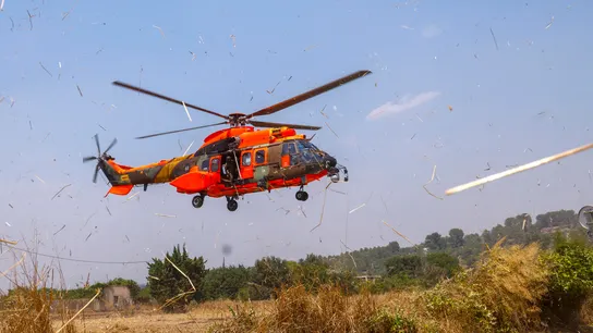 Un helicóptero de la Unidad Militar de Emergencias trabajando bajo la dirección de los Bomberos en la extinción del incendio forestal de Paüls. Un helicóptero de la Unidad Militar de Emergencias trabajando bajo la dirección de los Bomberos en la extinción del incendio forestal de Paüls.