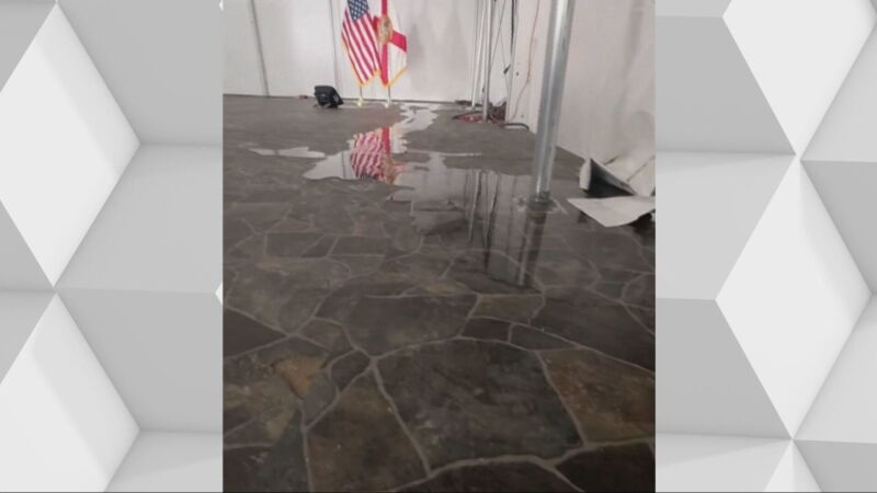 Imagen de una gotera en 'Alligator Alcatraz'