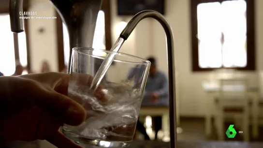 Un vaso de agua del grifo Un vaso de agua del grifo