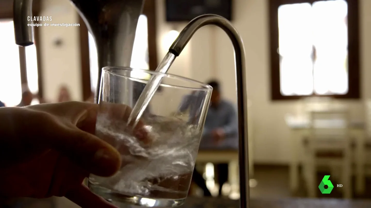 Un vaso de agua del grifo Un vaso de agua del grifo