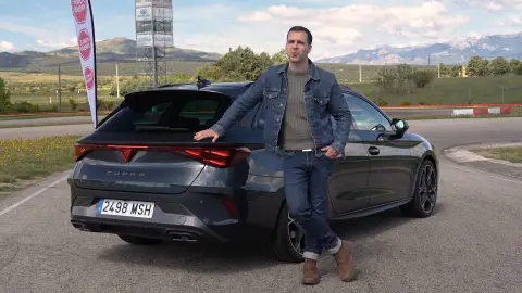 Alberto Montoya, redactor del programa, junto con el Cupra León sportstourer eTsi Alberto Montoya, redactor del programa, junto con el Cupra León sportstourer eTsi