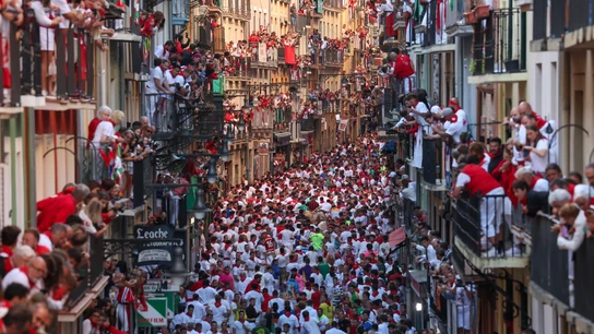 El tercer encierro de Sanfermines de 2025, a su paso por la abarrotada calle Estafeta de Pamplona El tercer encierro de Sanfermines de 2025, a su paso por la abarrotada calle Estafeta de Pamplona