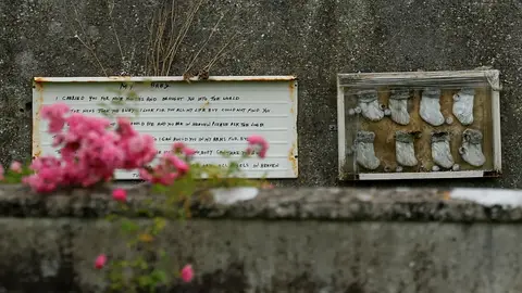 Se destapa la 'casa de los horrores' de Irlanda: comienza la excavación en busca de los restos de 800 bebés en un 'horas para madres' de la Iglesia Se destapa la 'casa de los horrores' de Irlanda: comienza la excavación en busca de los restos de 800 bebés en un 'horas para madres' de la Iglesia