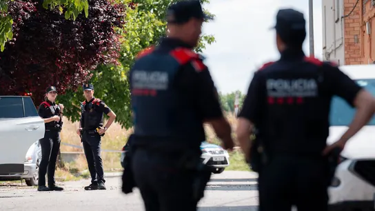 Los Bomberos de la Generalitat y los Mossos buscan esta noche a dos personas que habrían sido arrastradas por el río Foix. Los Bomberos de la Generalitat y los Mossos buscan esta noche a dos personas que habrían sido arrastradas por el río Foix.