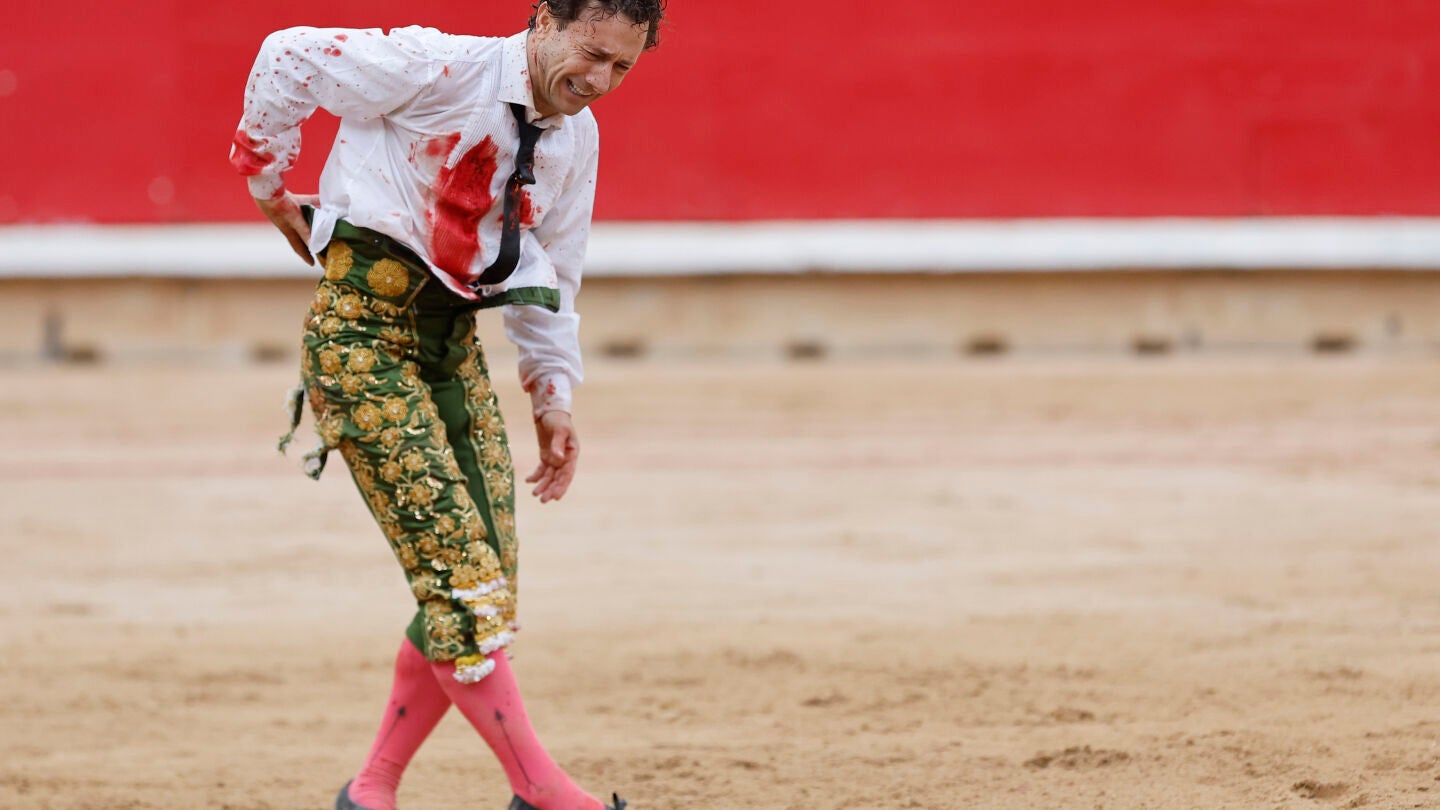 Rafaelillo, en la plaza de toros de Pamplona, ya herido