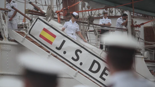 La princesa Leonor durante la escala del buque-escuela ‘Juan Sebastián de Elcano’, en el muelle de Torpedos. La princesa Leonor durante la escala del buque-escuela ‘Juan Sebastián de Elcano’, en el muelle de Torpedos.