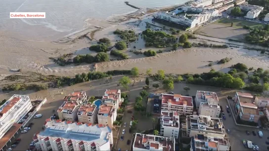 Los Bomberos buscan a dos personas que podrían haber sido arrastradas por el río Foix. Los Bomberos buscan a dos personas que podrían haber sido arrastradas por el río Foix.