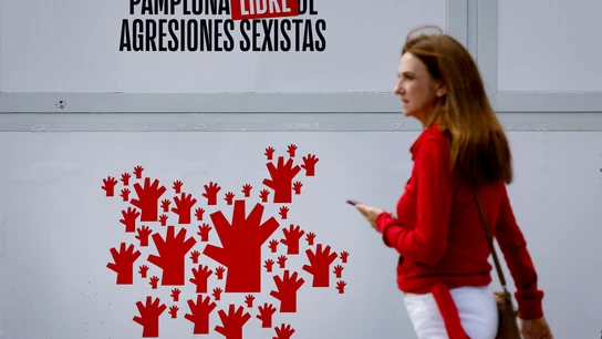 Una mujer, delante del lema 'Pamplona, libre de agresiones sexistas' Una mujer, delante del lema 'Pamplona, libre de agresiones sexistas'