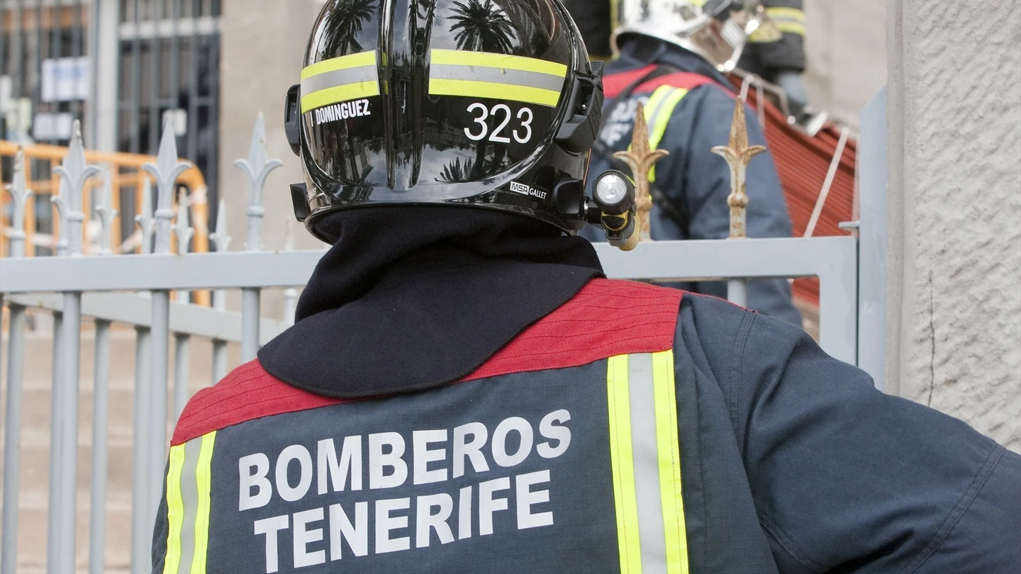 Imagen de archivo de un bombero de Tenerife. Imagen de archivo de un bombero de Tenerife.