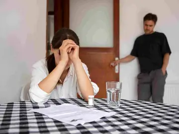 Mujer agobiada Mujer agobiada