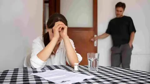 Mujer agobiada Mujer agobiada