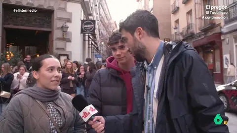 Una chica confiesa que no sabe quién es Felipe González porque no lo han estudiado: "Nos quedamos en Zapatero en 2011" Una chica confiesa que no sabe quién es Felipe González porque no lo han estudiado: "Nos quedamos en Zapatero en 2011"