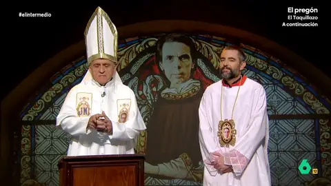 Dani Mateo, tras oír a Aznar decir que solo da su opinión cuando se la piden: "Además de Dios, podría ser tertuliano" En este vídeo que ahora recupera El Intermedio, la 'Iglesia aznariana' celebraba los 25 años de la mayoría absoluta de Aznar y repasaba sus últimas declaraciones sobre el Gobierno, Caluña y Feijóo.