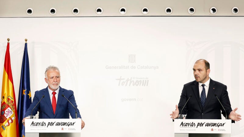 El ministro de Política Territorial, Ángel Víctor Torres, y el conseller de Presidencia, Albert Dalmau, este lunes en Barcelona.