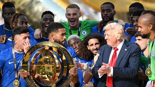 Reece James, del Chelsea (adelante, izq.), sostiene el trofeo y mira al presidente estadounidense Donald Trump durante la ceremonia de entrega de premios tras la final de la Copa Mundial de Clubes de la FIFA Reece James, del Chelsea (adelante, izq.), sostiene el trofeo y mira al presidente estadounidense Donald Trump durante la ceremonia de entrega de premios tras la final de la Copa Mundial de Clubes de la FIFA