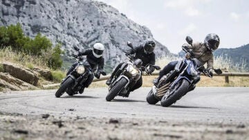 Moteros en carretera
