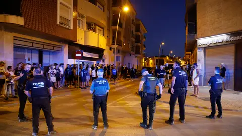Agentes de Policía Local y Guardia Civil durante los altercados en Torre Pacheco, a 12 de julio de 2025, en Torre Pacheco, Murcia. Agentes de Policía Local y Guardia Civil durante los altercados en Torre Pacheco, a 12 de julio de 2025, en Torre Pacheco, Murcia.