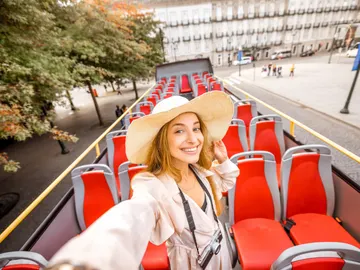 Chica en un autobús turístico Chica en un autobús turístico