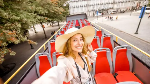 Chica en un autobús turístico Chica en un autobús turístico
