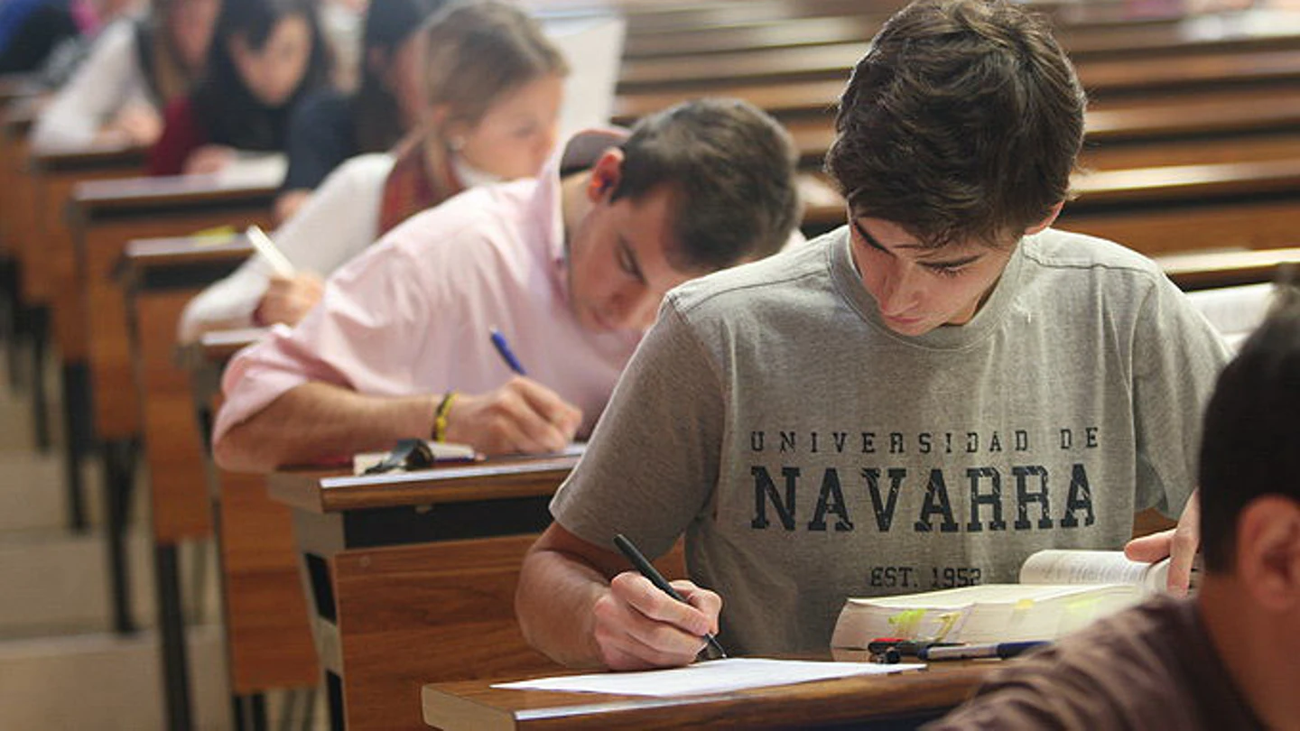Estudiantes universitarios durante un examen Estudiantes universitarios durante un examen