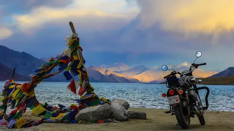 Moto junto al lago Pandong Moto junto al lago Pandong
