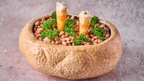 Cono crujiente de manchego relleno de tartar de pez limón, plato del restaurante Quintoelemento Cono crujiente de manchego relleno de tartar de pez limón, plato del restaurante Quintoelemento