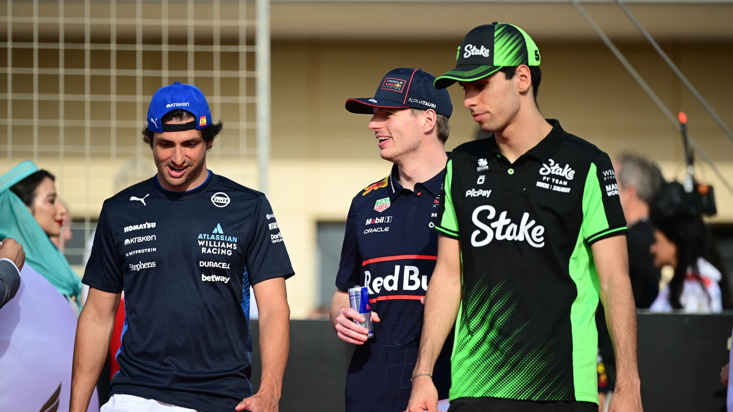 Carlos Sainz, Max Verstappen y Gabriel Bortoleto Carlos Sainz, Max Verstappen y Gabriel Bortoleto