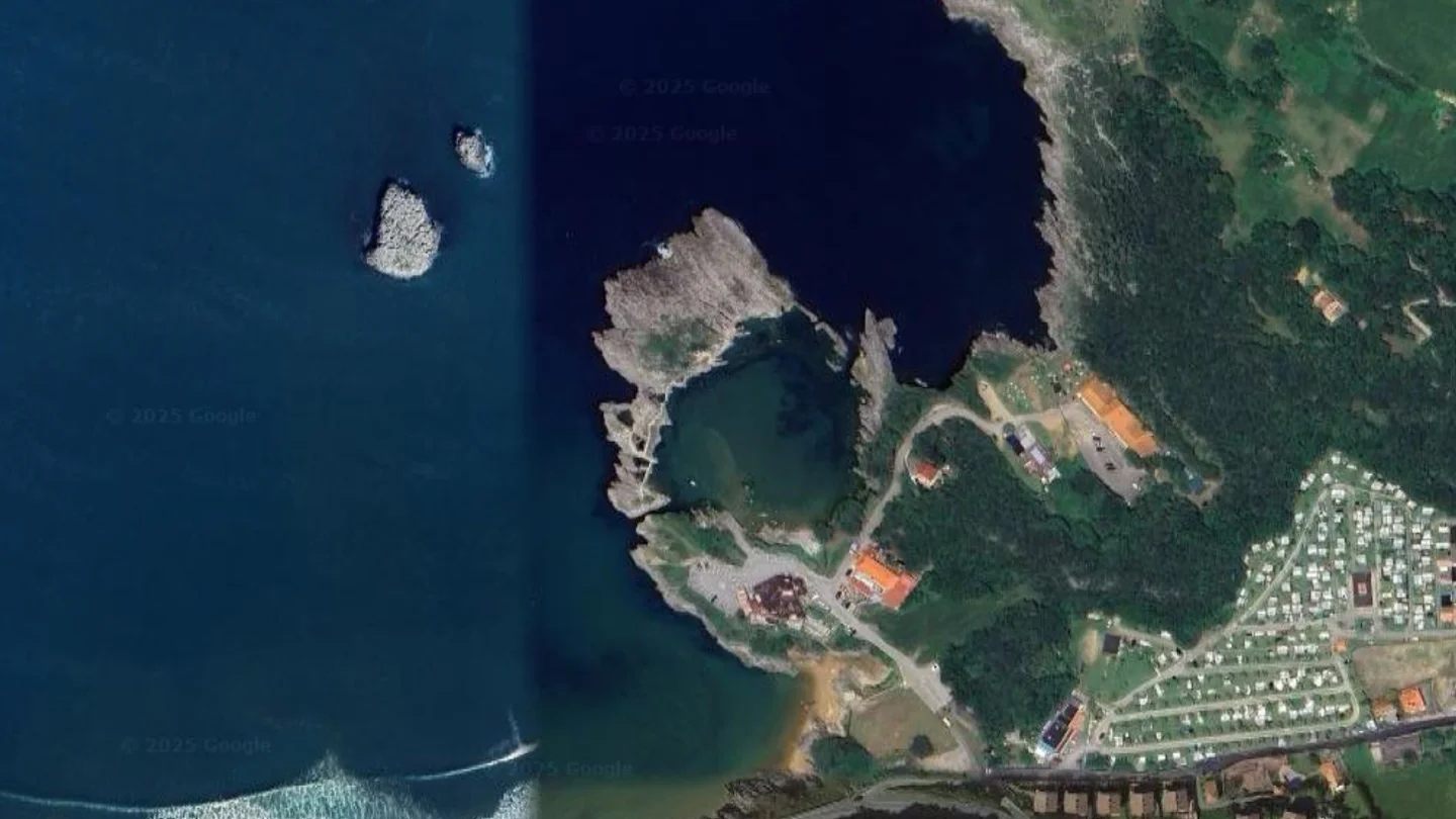 Piscina natural cerca de Castro Urdiales, en Cantabria Piscina natural cerca de Castro Urdiales, en Cantabria