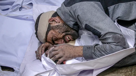 Un hombre palestino llora el cuerpo de su hijo fallecido en el hospital Al Shifa tras un ataque aéreo israelí en la ciudad de Gaza, este martes Un hombre palestino llora el cuerpo de su hijo fallecido en el hospital Al Shifa tras un ataque aéreo israelí en la ciudad de Gaza, este martes