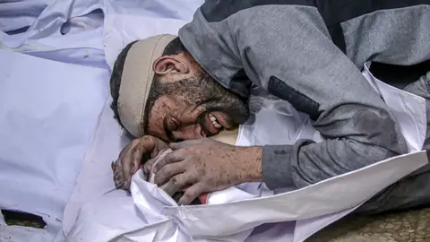 Un hombre palestino llora el cuerpo de su hijo fallecido en el hospital Al Shifa tras un ataque aéreo israelí en la ciudad de Gaza, este martes Un hombre palestino llora el cuerpo de su hijo fallecido en el hospital Al Shifa tras un ataque aéreo israelí en la ciudad de Gaza, este martes