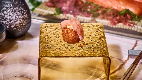 Croqueta de tofu y cangrejo con quisquilla, plato del restaurante Quintoelemento Croqueta de tofu y cangrejo con quisquilla, plato del restaurante Quintoelemento