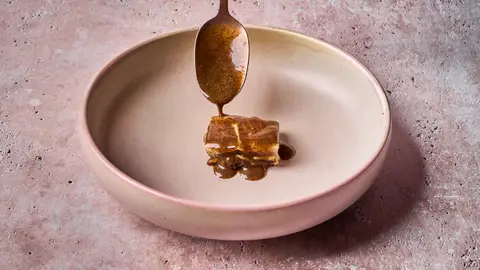 Ventresca de lubina sobre espaguetis de shiitake, plato de Quintoelemento Ventresca de lubina sobre espaguetis de shiitake, plato de Quintoelemento